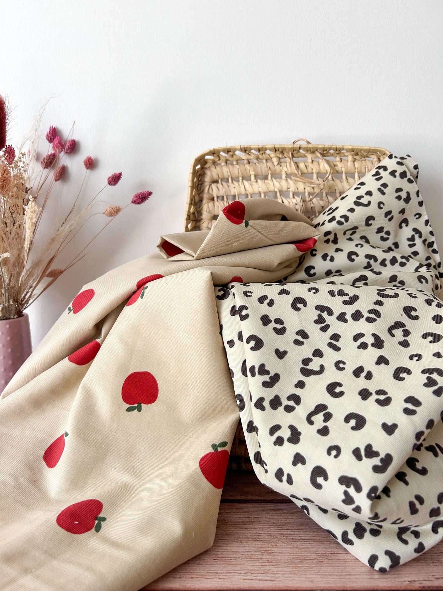 Tissu Velours Côtelé Milleraies Pommes Rouges Emilia Fabrics