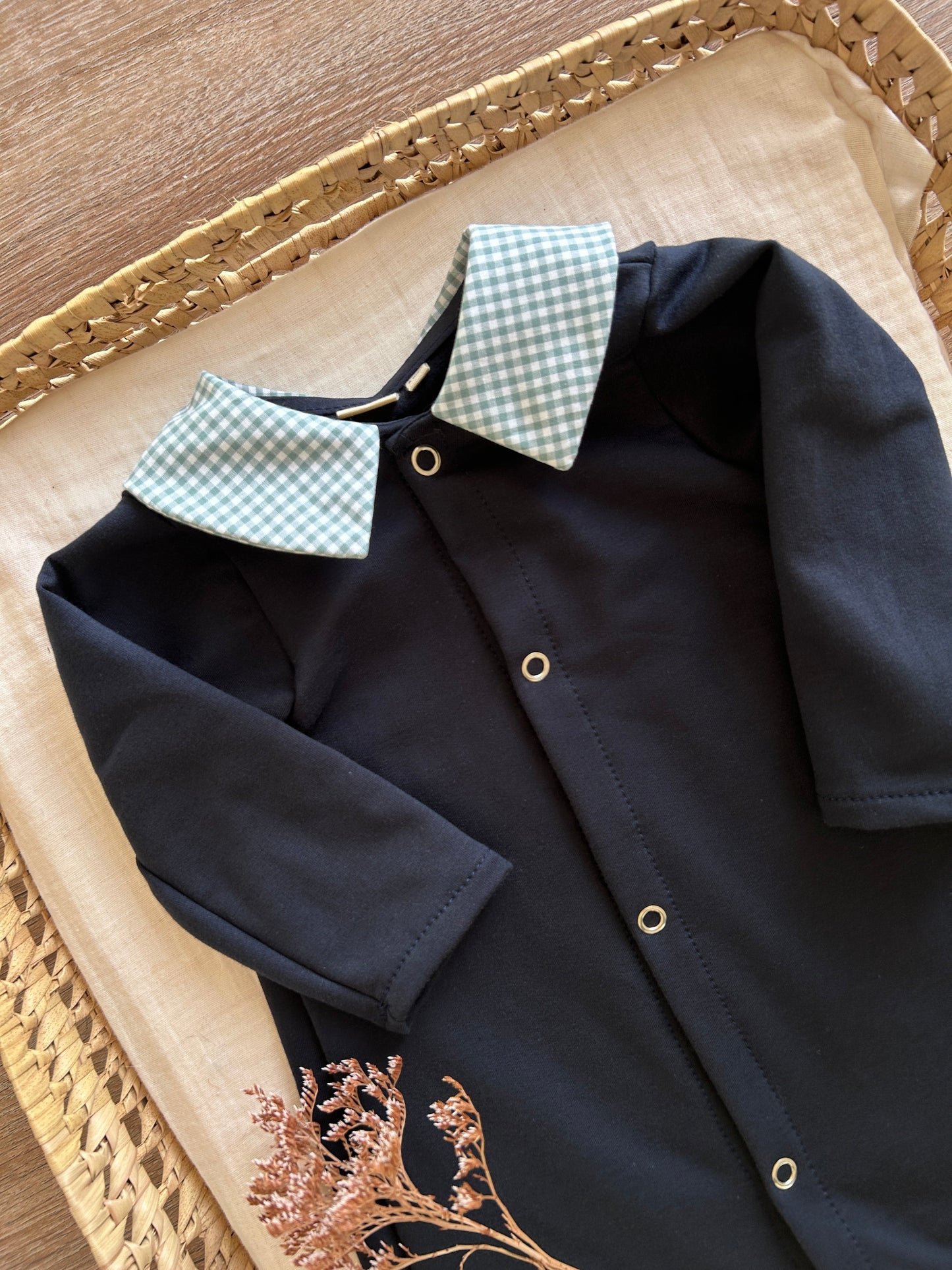 Combinaison bébé Louison – Bleu-marine et col vichy vert sauge Emilia Maison créative