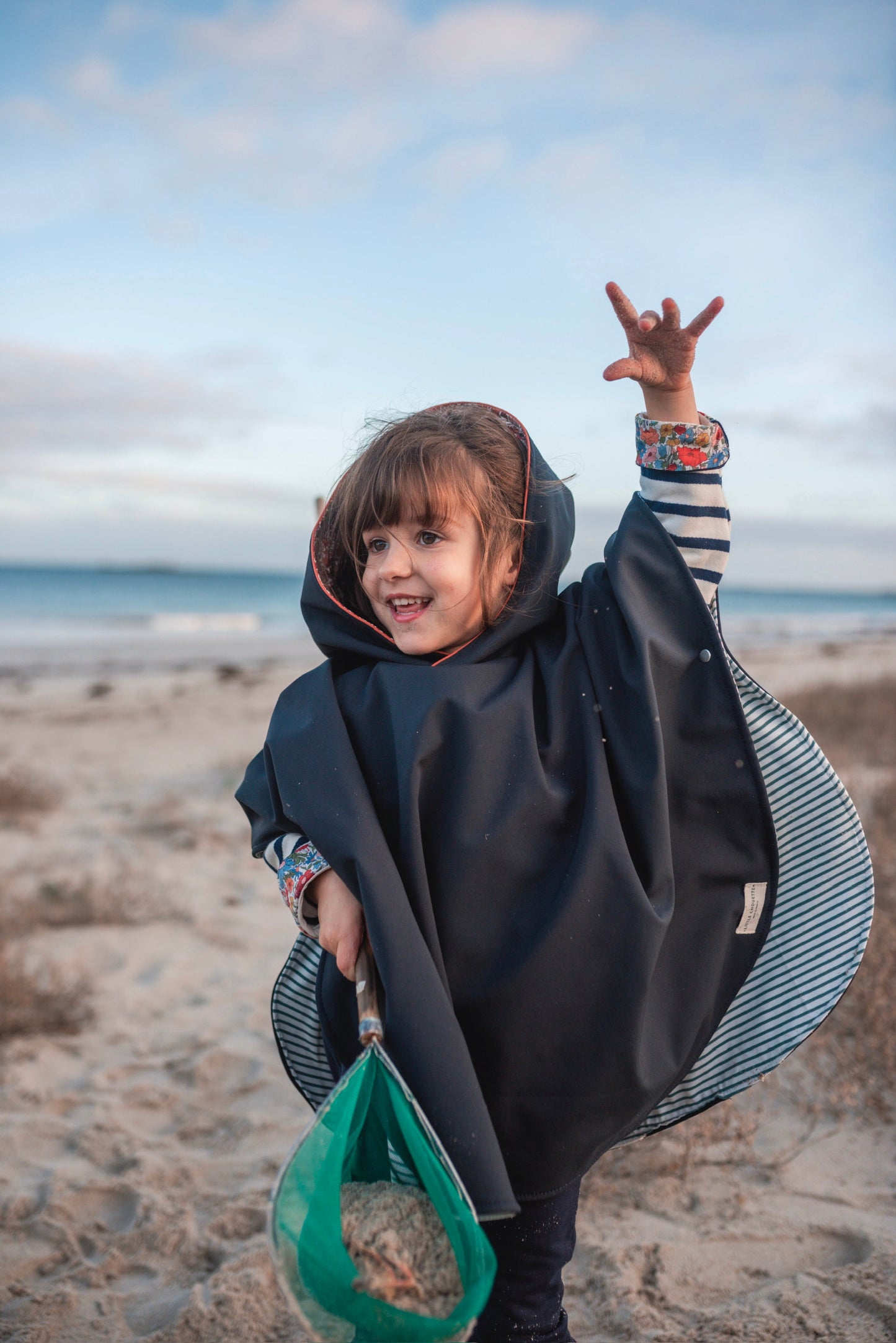 Cape de pluie enfant Faustine – Marine & doublure Liberty Emilia Maison créative