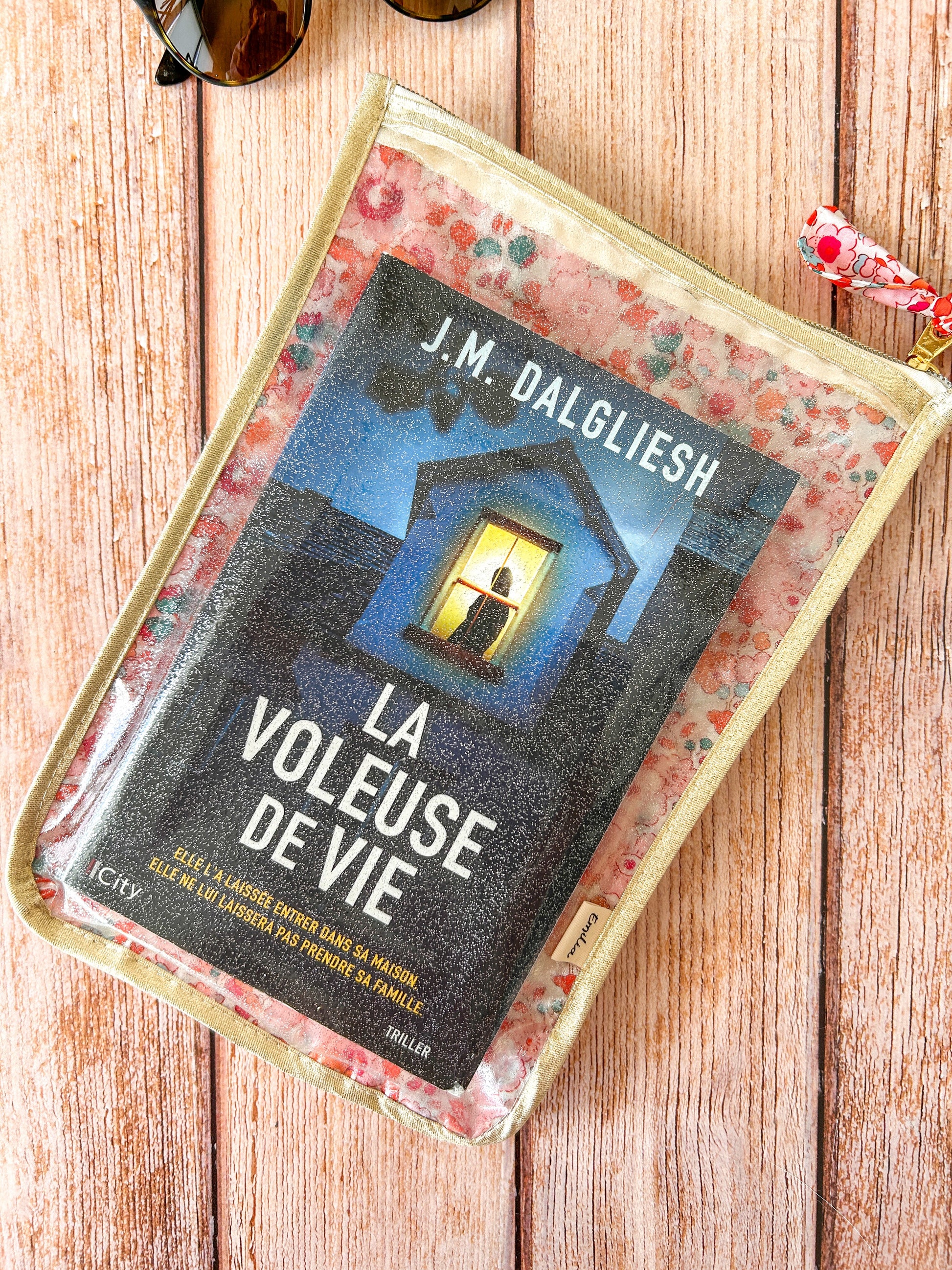 Pochette livre imperméable en tissu Liberty – Protège-livre enduit fait main | Plage & Piscine Emilia Maison créative