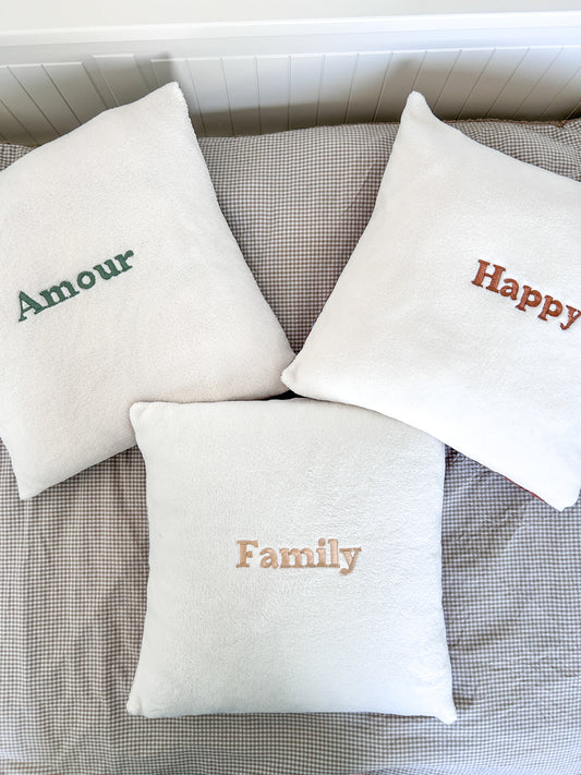 Coussin brodé personnalisable – housse en polaire écru avec flanelle tendance