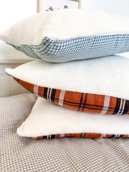 Coussin brodé personnalisable – housse en polaire écru avec flanelle tendance