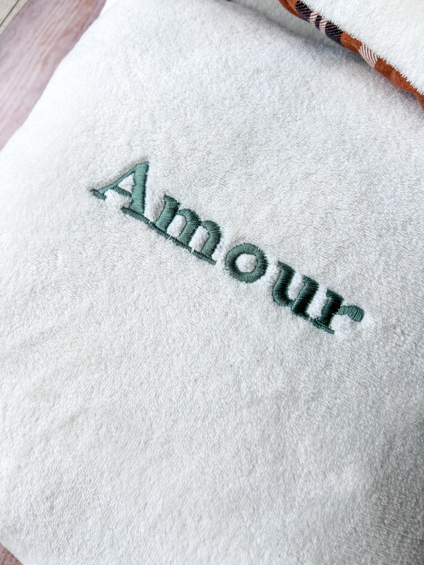 Coussin brodé personnalisable – housse en polaire écru avec flanelle tendance