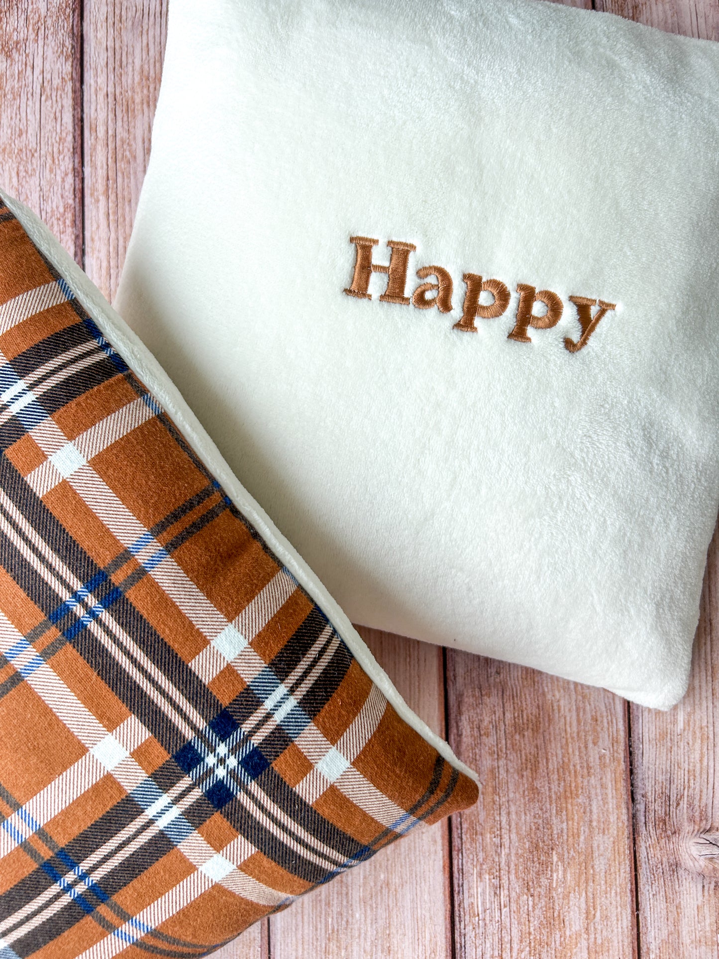 Coussin brodé personnalisable – housse en polaire écru avec flanelle tendance