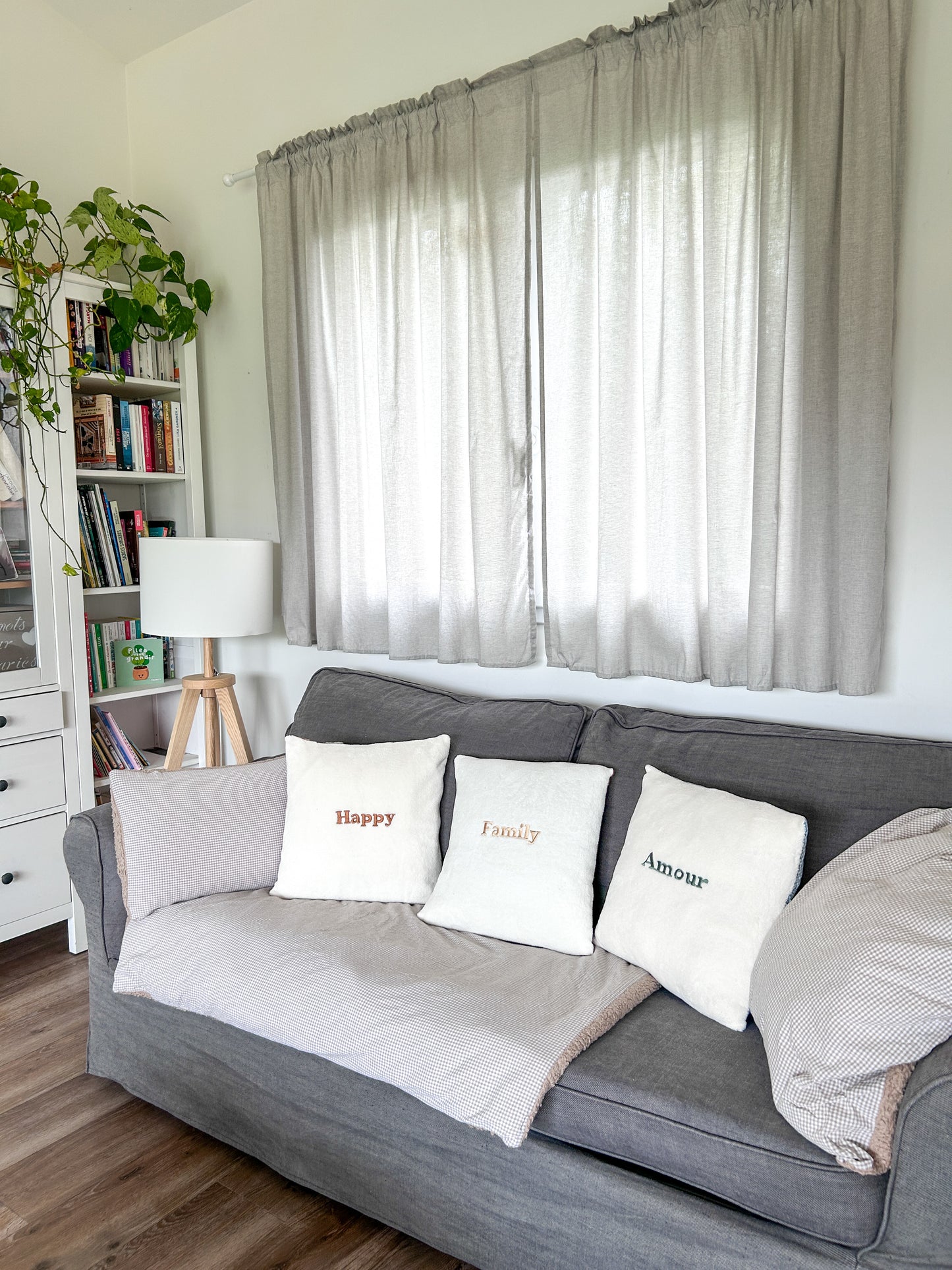 Coussin brodé personnalisable – housse en polaire écru avec flanelle tendance