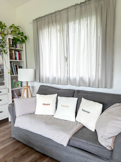 Coussin brodé personnalisable – housse en polaire écru avec flanelle tendance