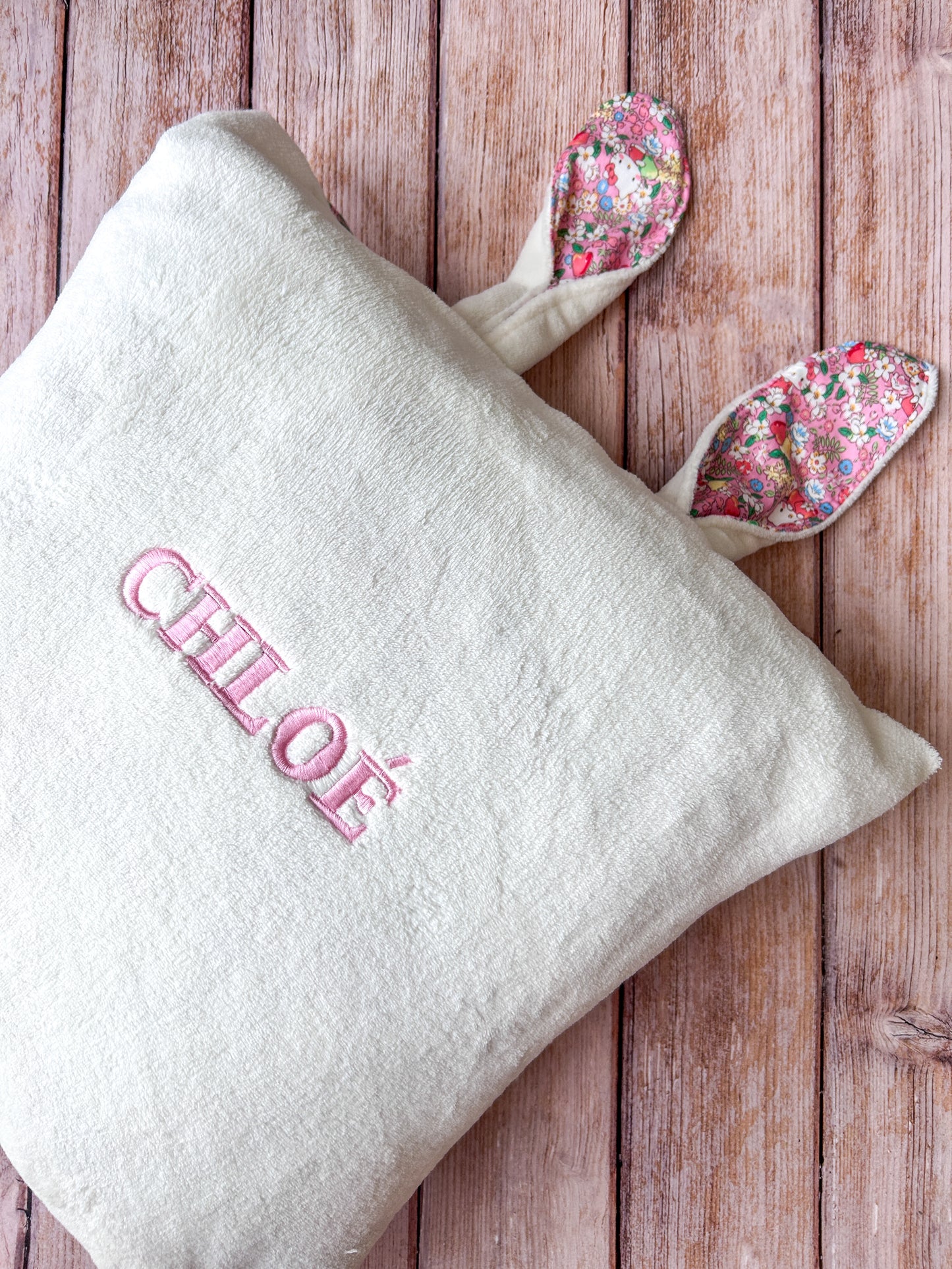 Coussin avec oreilles lapin
