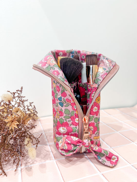 Trousse debout organisée