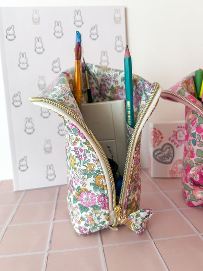 Trousse debout organisée