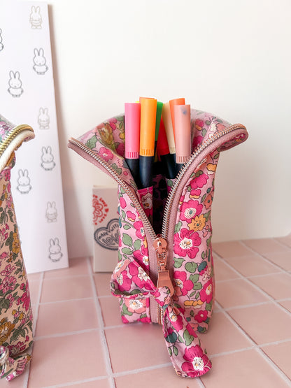 Trousse debout organisée