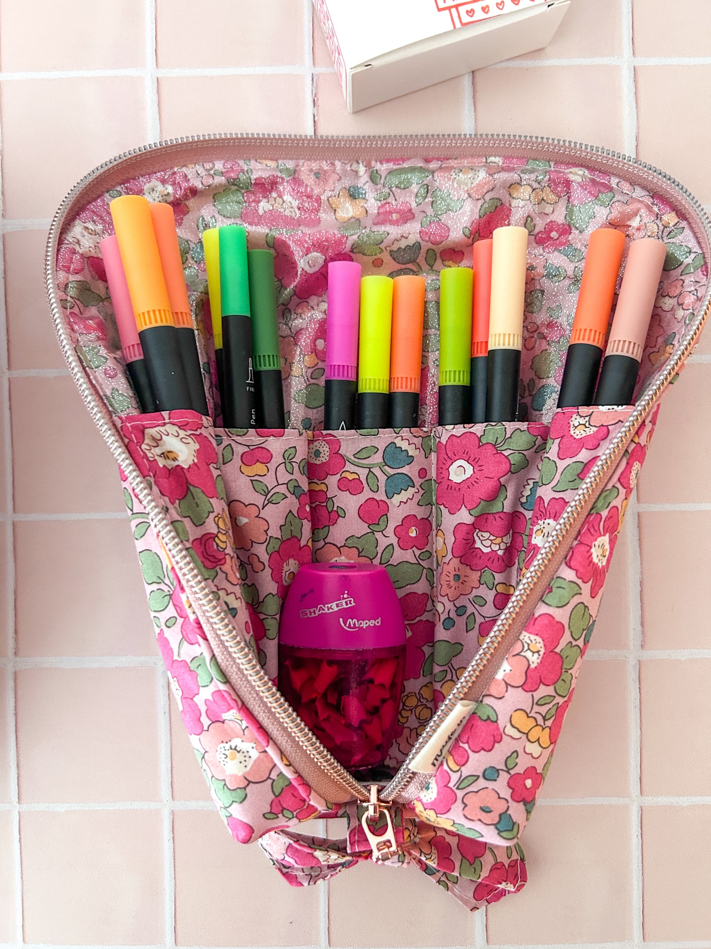 Trousse debout organisée