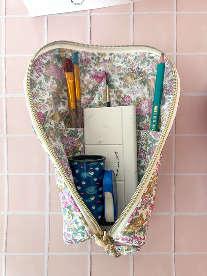 Trousse debout organisée