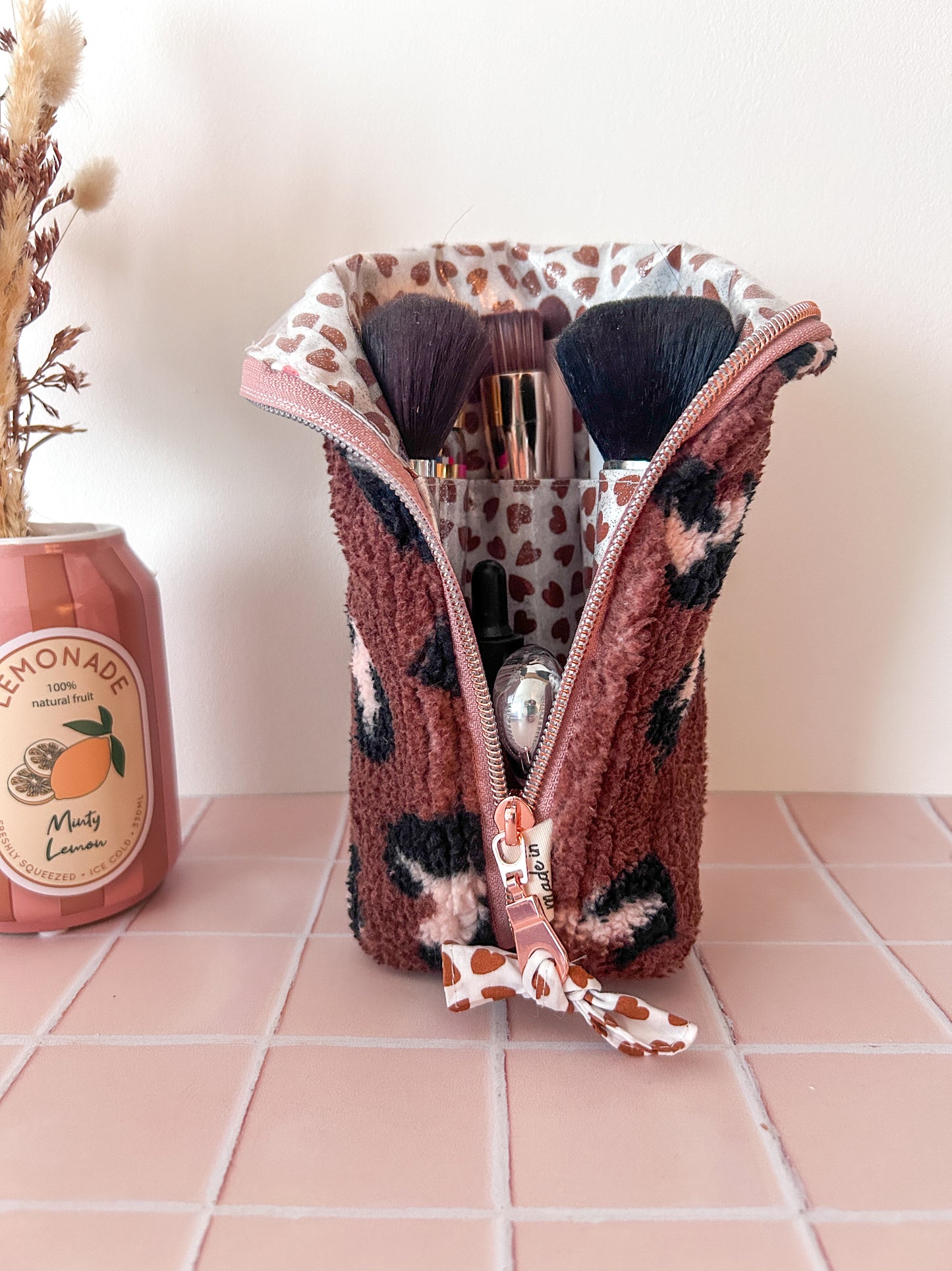 Trousse debout organisée