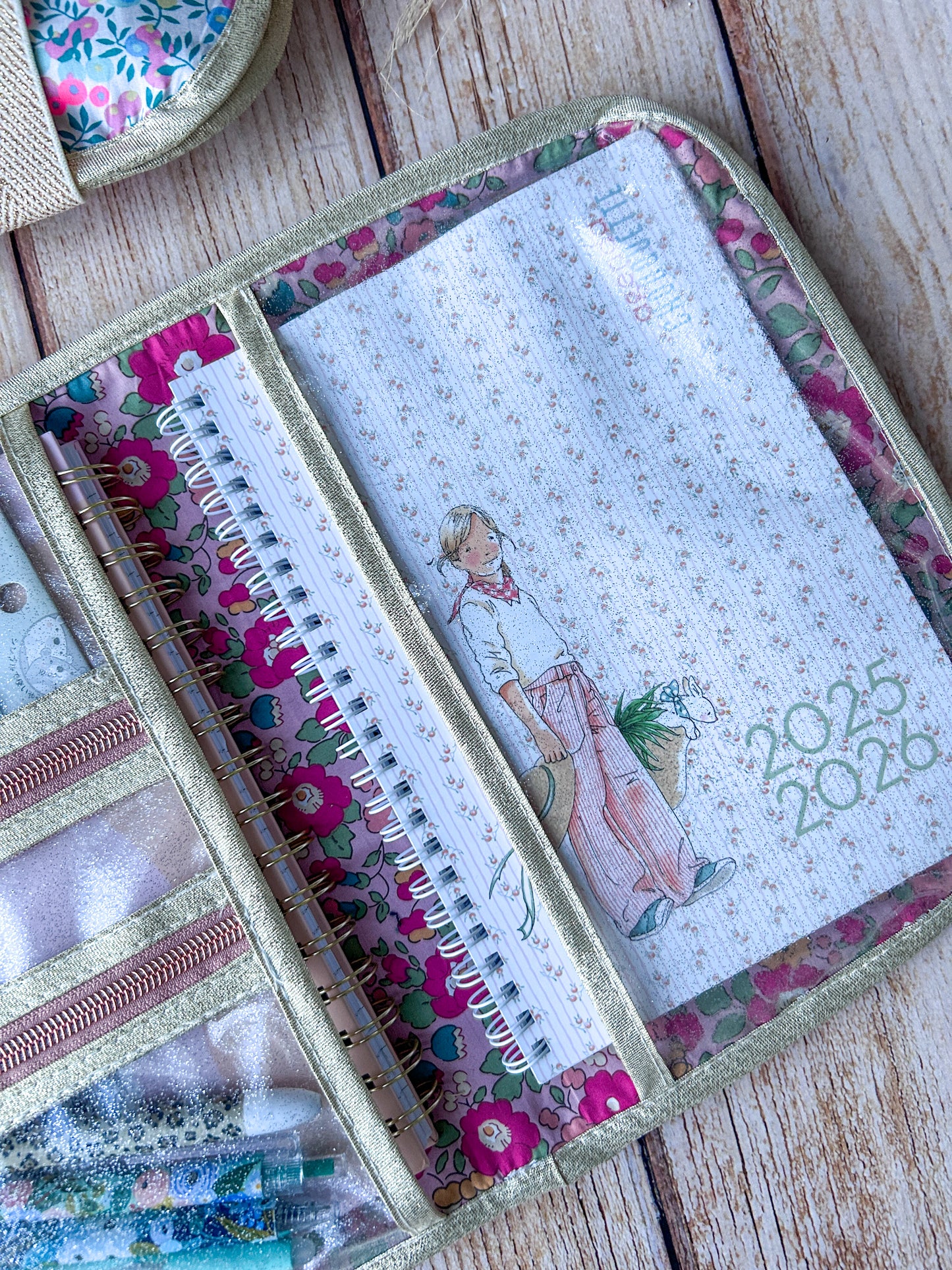Pochette Organisatrice Fleurie – Housse d’Agenda & Stylos