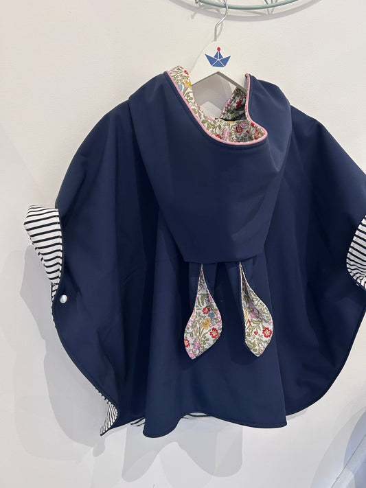 Cape de pluie enfant Faustine – Marine & doublure Liberty Emilia Maison créative