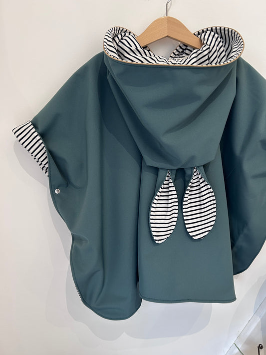 Cape de pluie enfant Faustine – Vert sauge & doublure rayée Emilia Maison créative