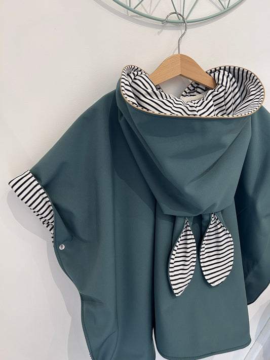 Cape de pluie enfant Faustine – Vert sauge & doublure rayée Emilia Maison créative