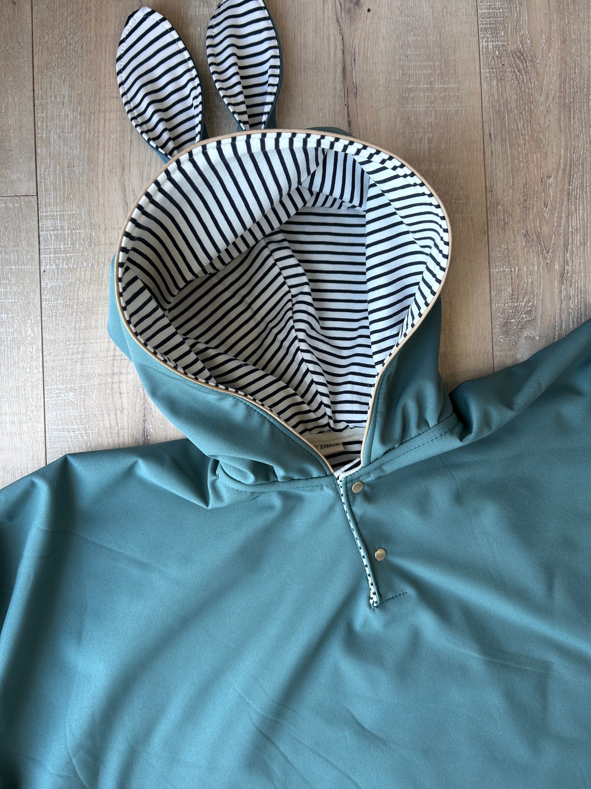 Cape de pluie enfant Faustine – Vert sauge & doublure rayée Emilia Maison créative