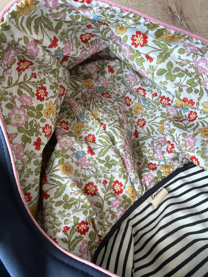 Cape de pluie enfant Faustine – Marine & doublure Liberty Emilia Maison créative