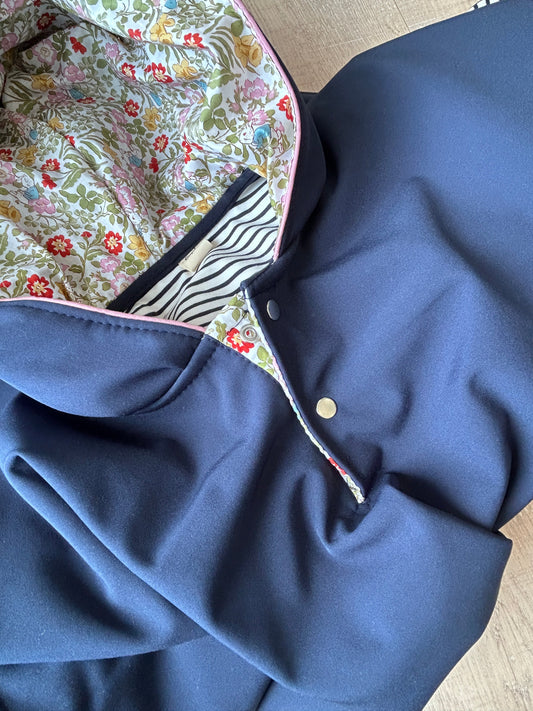 Cape de pluie enfant Faustine – Marine & doublure Liberty Emilia Maison créative