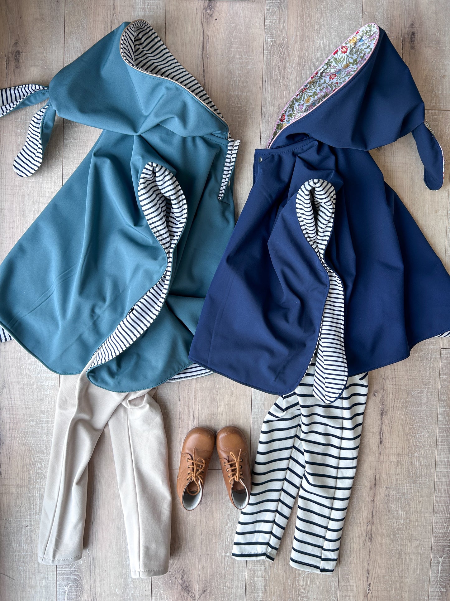 Cape de pluie enfant Faustine – Marine & doublure Liberty Emilia Maison créative