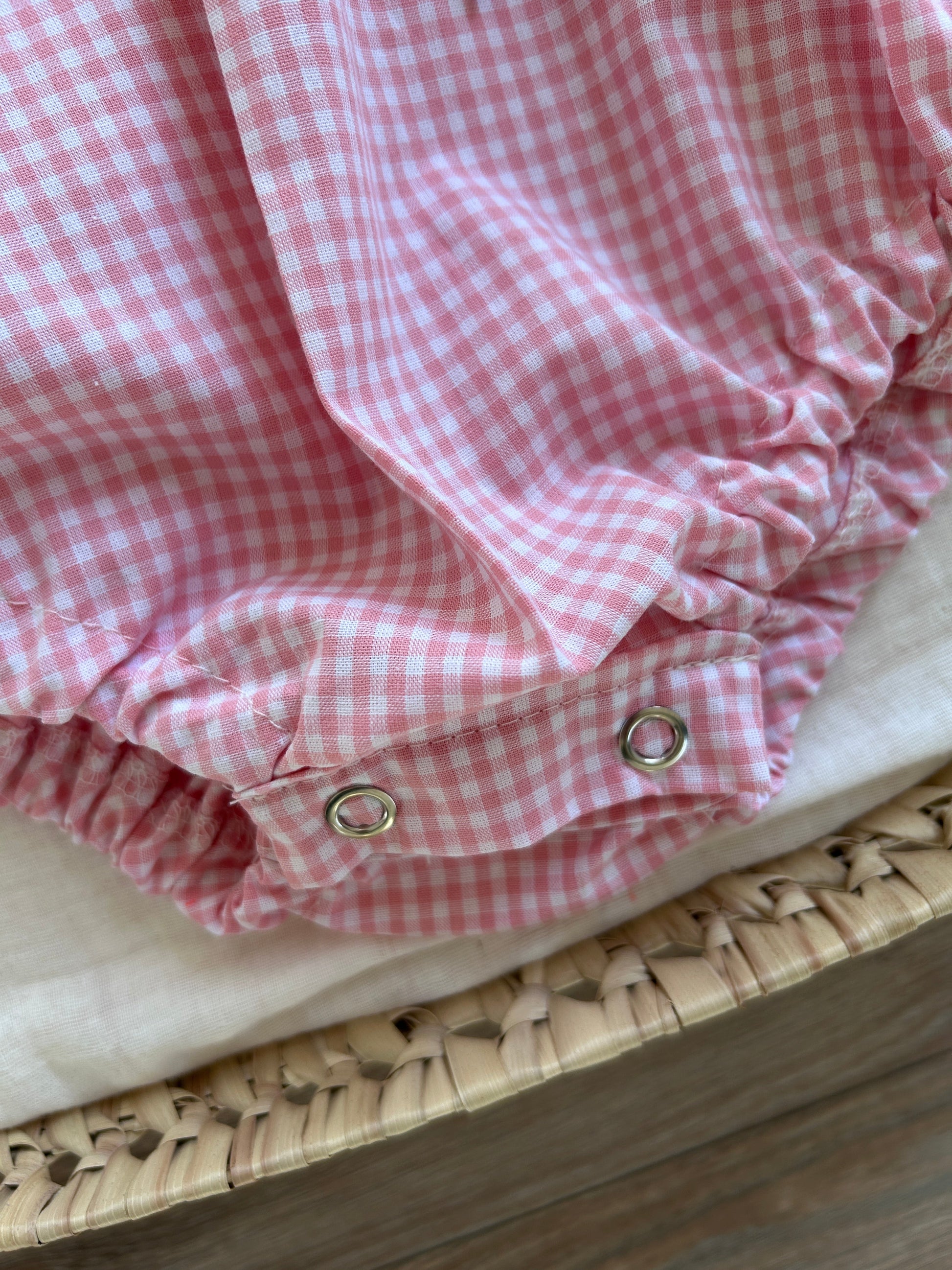 Barboteuse bébé Albertine – Vichy rose & col Claudine blanc Emilia Maison créative