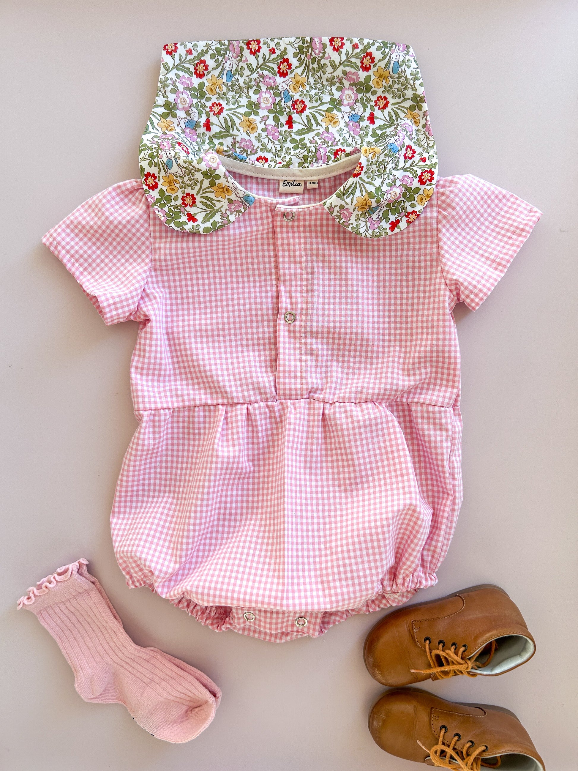 Barboteuse bébé Albertine – Vichy rose & col Claudine blanc Emilia Maison créative