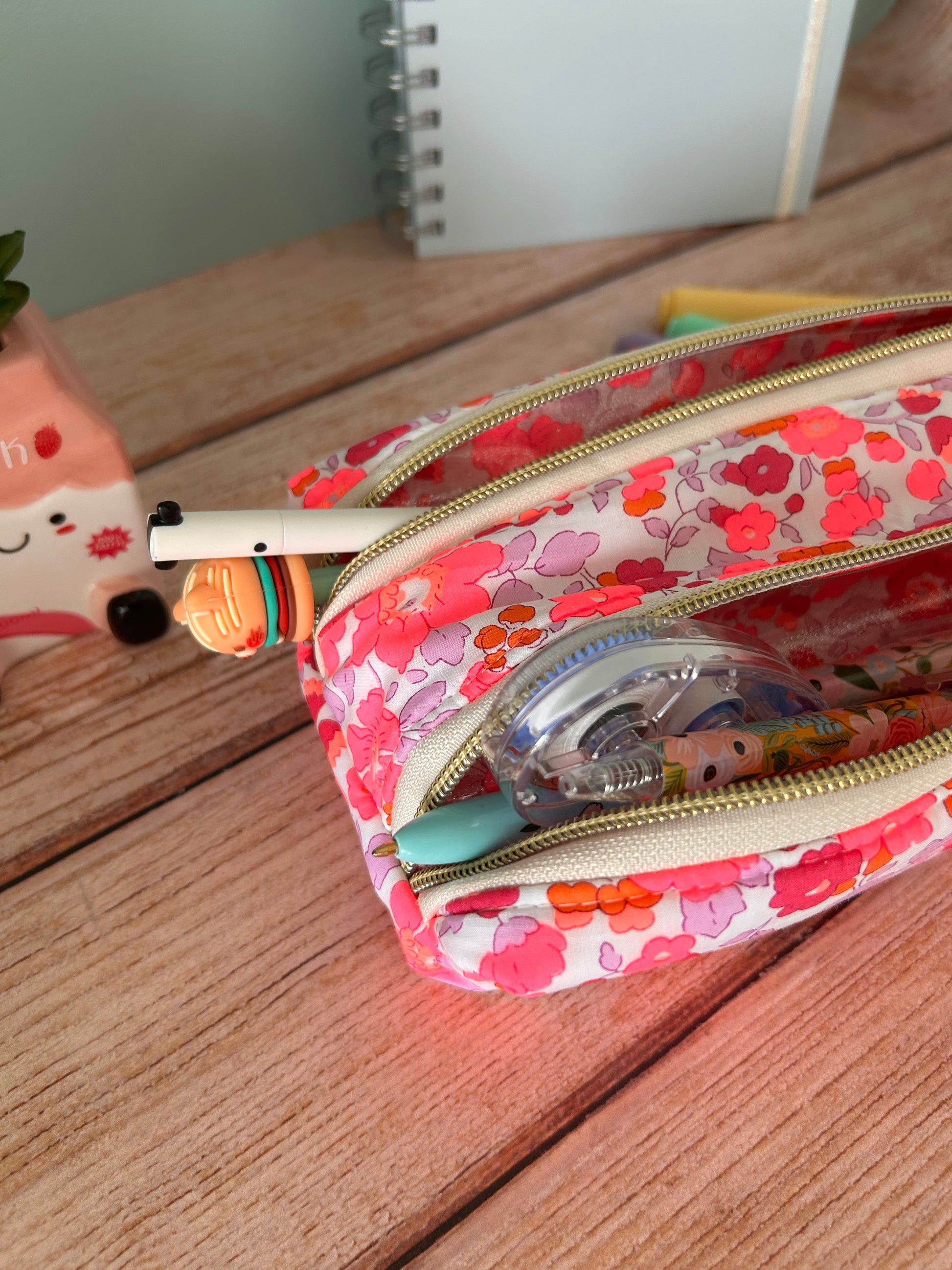 Trousse double compartiment en Liberty pour la rentrée scolaire, réalisée à la main en France.