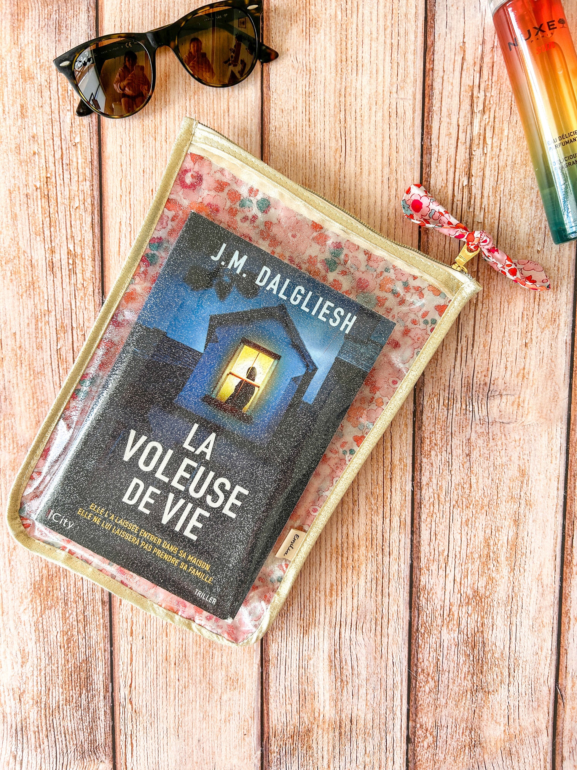 Pochette livre imperméable en tissu Liberty – Protège-livre enduit fait main | Plage & Piscine Emilia Maison créative