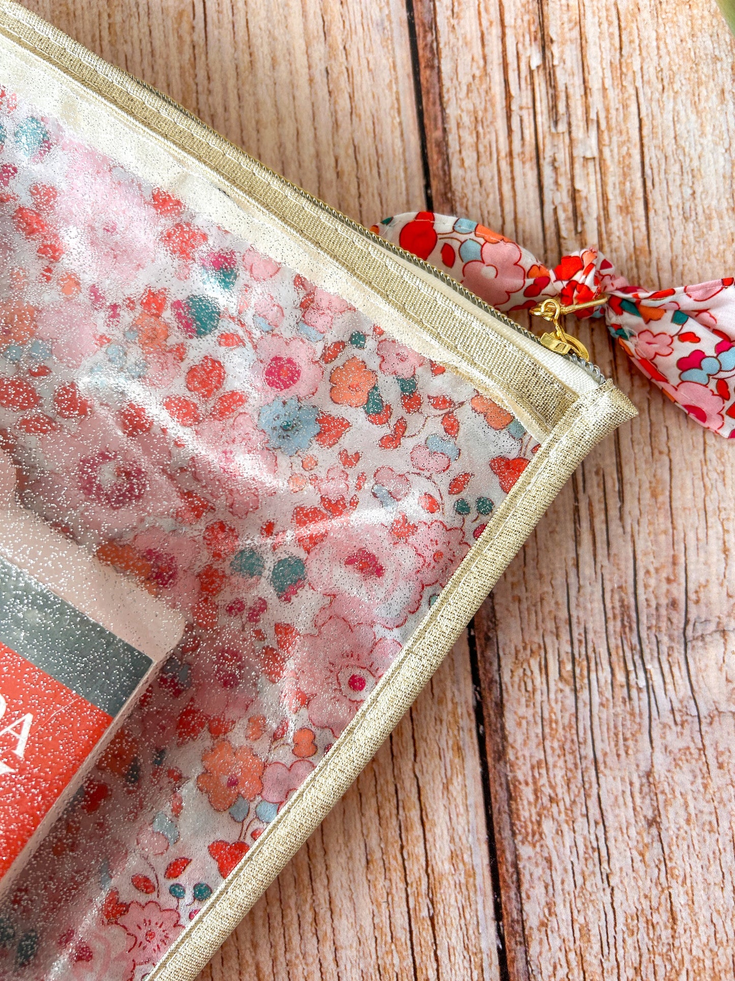 Pochette livre imperméable en tissu Liberty – Protège-livre enduit fait main | Plage & Piscine Emilia Maison créative
