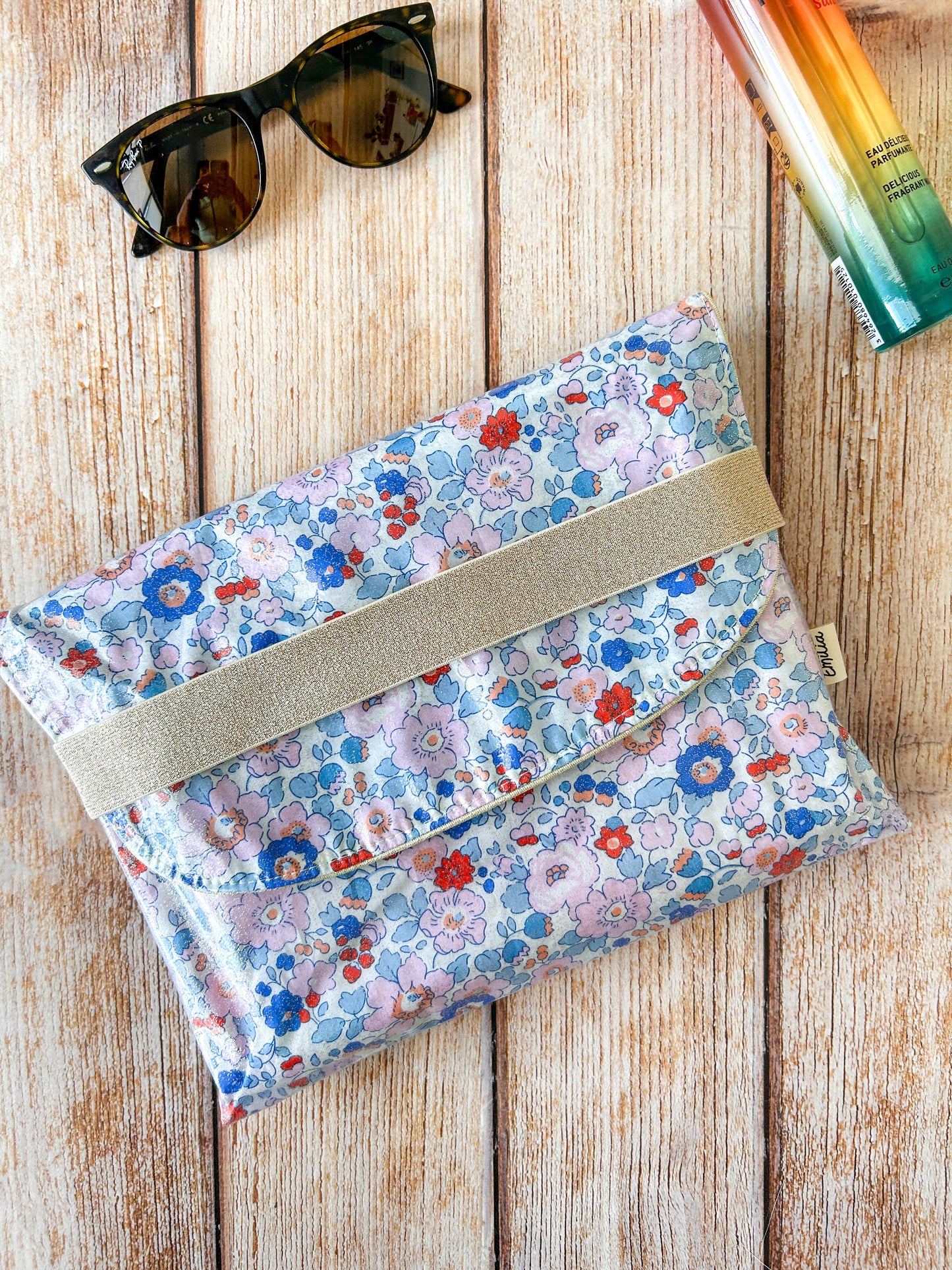 Pochette Liberty Betsy enduit bleue et rose fermée par un élastique doré, format livre 27x21cm, faite main