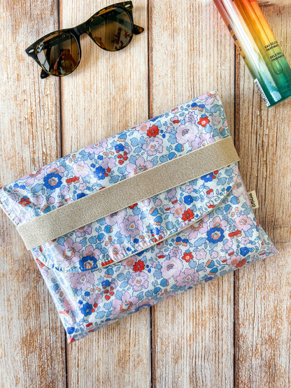 Pochette Liberty Betsy enduit bleue et rose fermée par un élastique doré, format livre 27x21cm, faite main