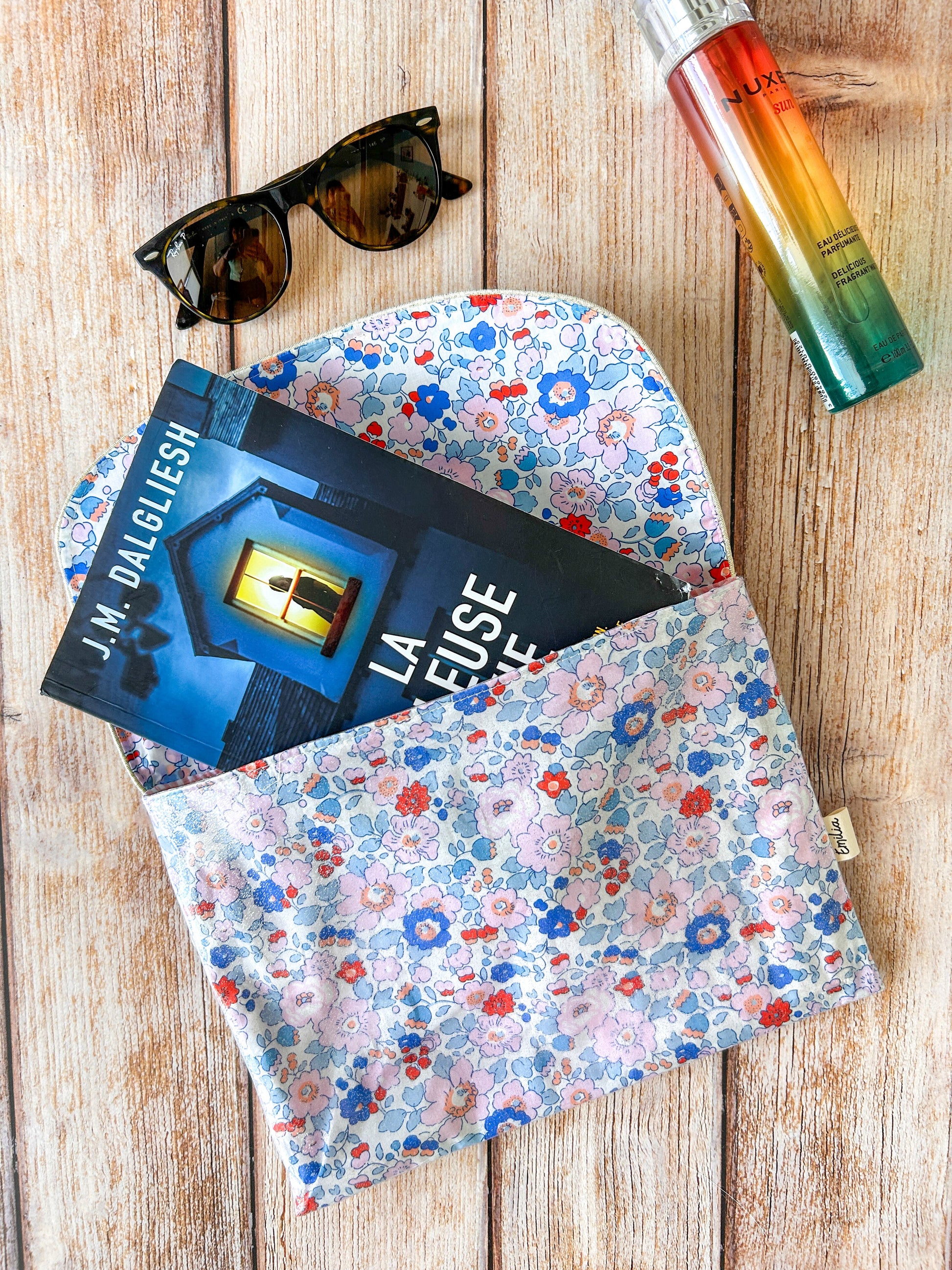 Pochette Liberty Betsy enduit ouverte avec un livre à l'intérieur, intérieur coton doux, tissu fleuri bleu et rose