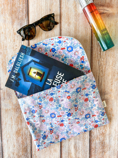 Pochette Liberty Betsy enduit ouverte avec un livre à l'intérieur, intérieur coton doux, tissu fleuri bleu et rose
