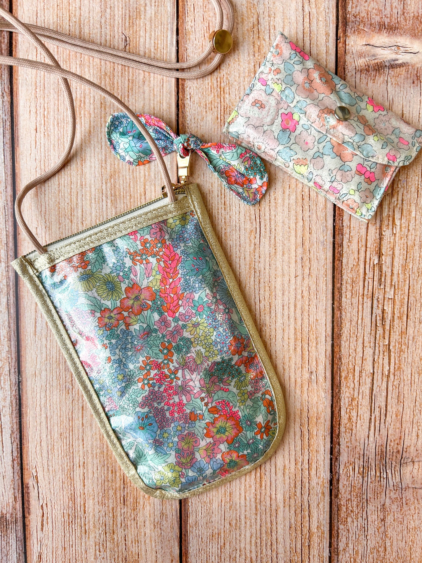 Pochette téléphone bandoulière imperméable Liberty – 2 versions Emilia Maison créative