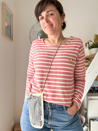 Femme portant une pochette téléphone bandoulière Liberty imperméable confectionnée à la main