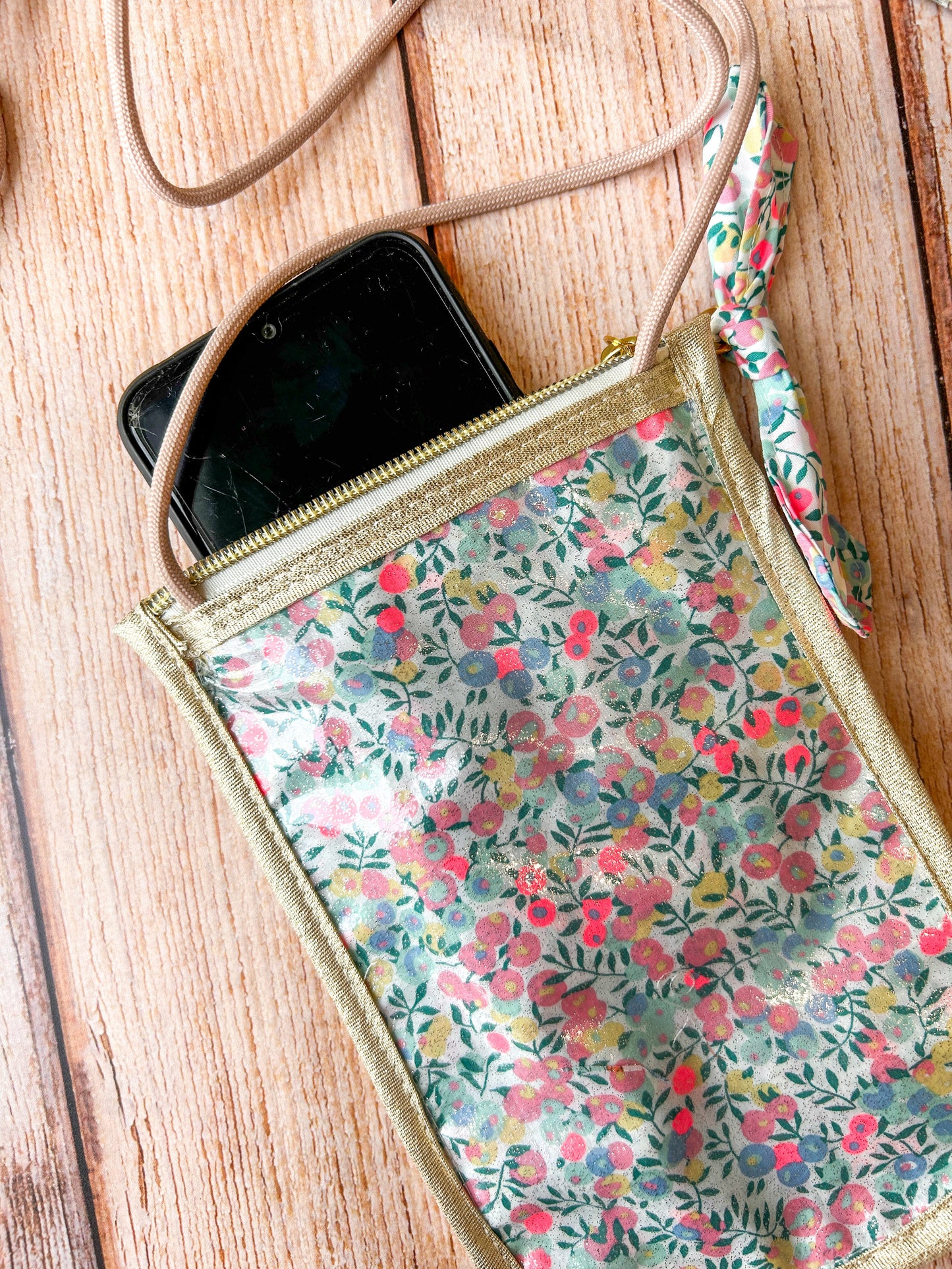 Pochette téléphone femme en Liberty enduit avec bandoulière réglable