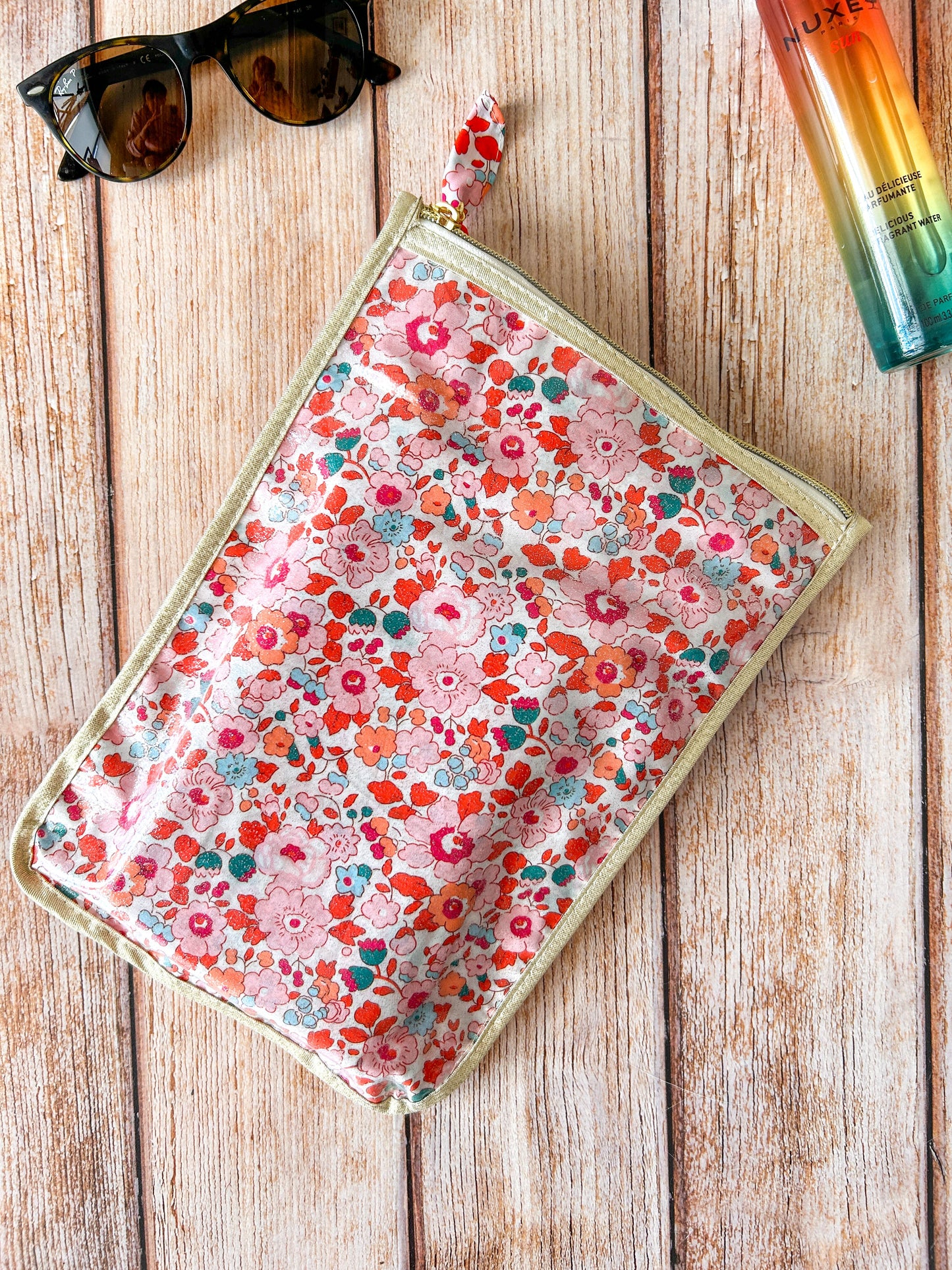 Pochette livre imperméable en tissu Liberty – Protège-livre enduit fait main | Plage & Piscine Emilia Maison créative