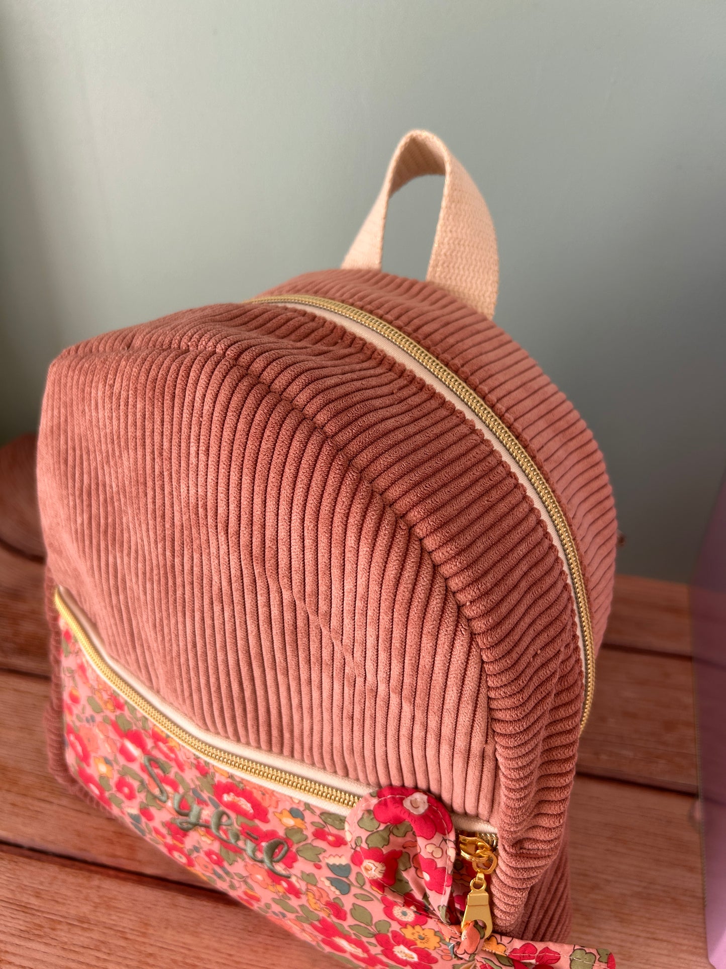 Sac à dos maternelle en tissu Liberty avec broderie personnalisée
