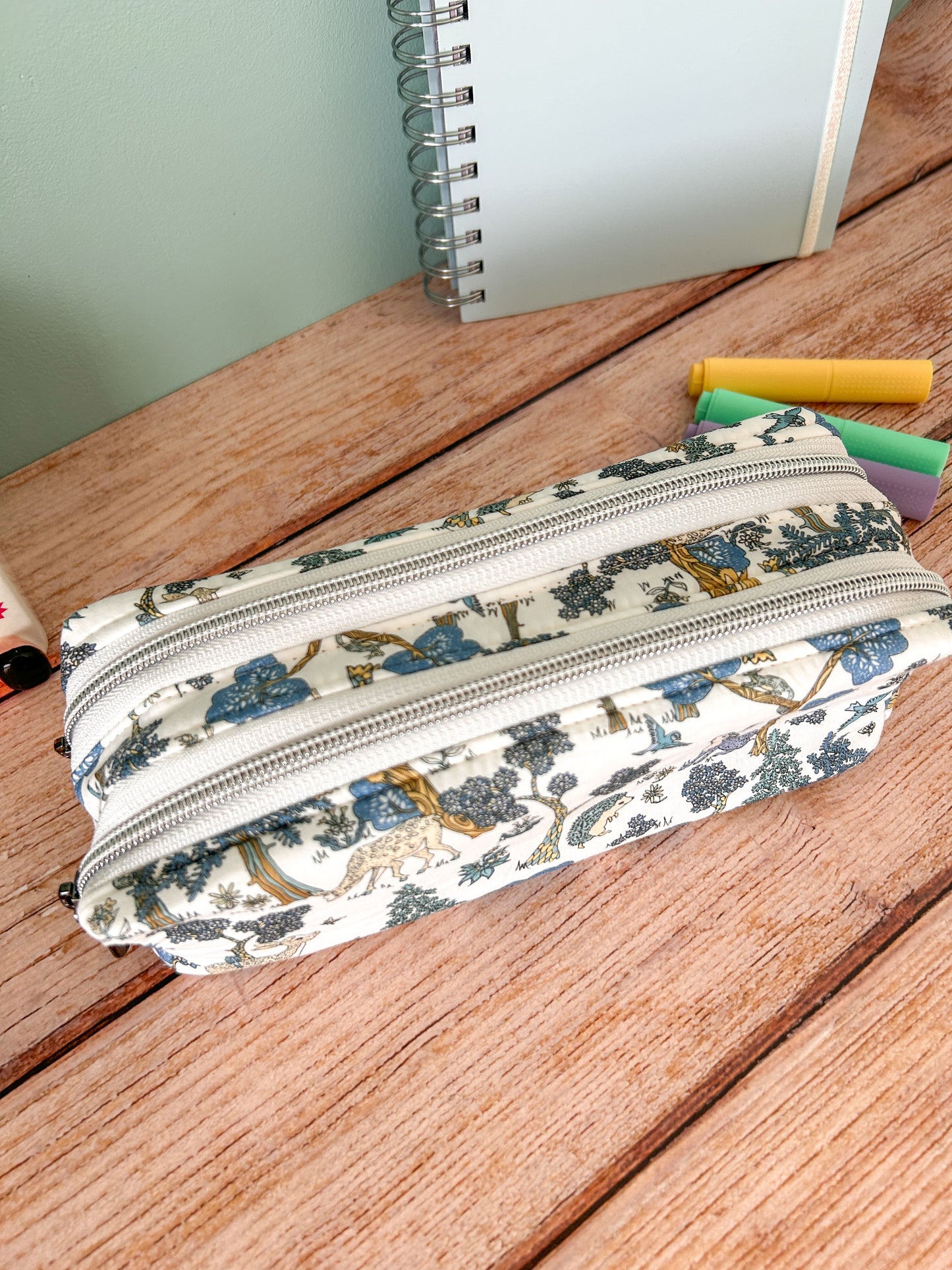 Trousse double zip en tissu Liberty fabriquée artisanalement en France.