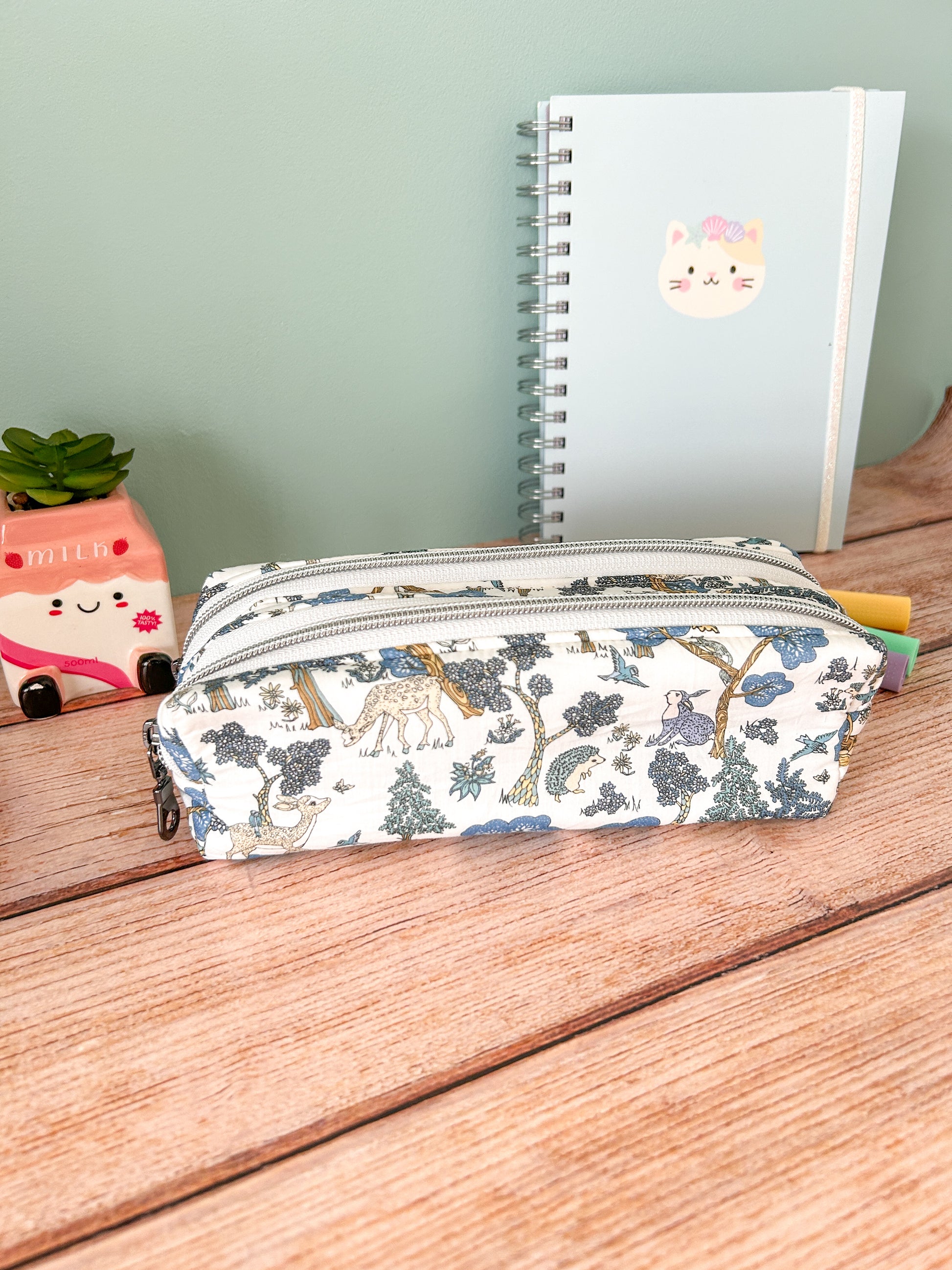 Trousse en Liberty avec intérieur enduit, idéale pour ranger les fournitures scolaires.