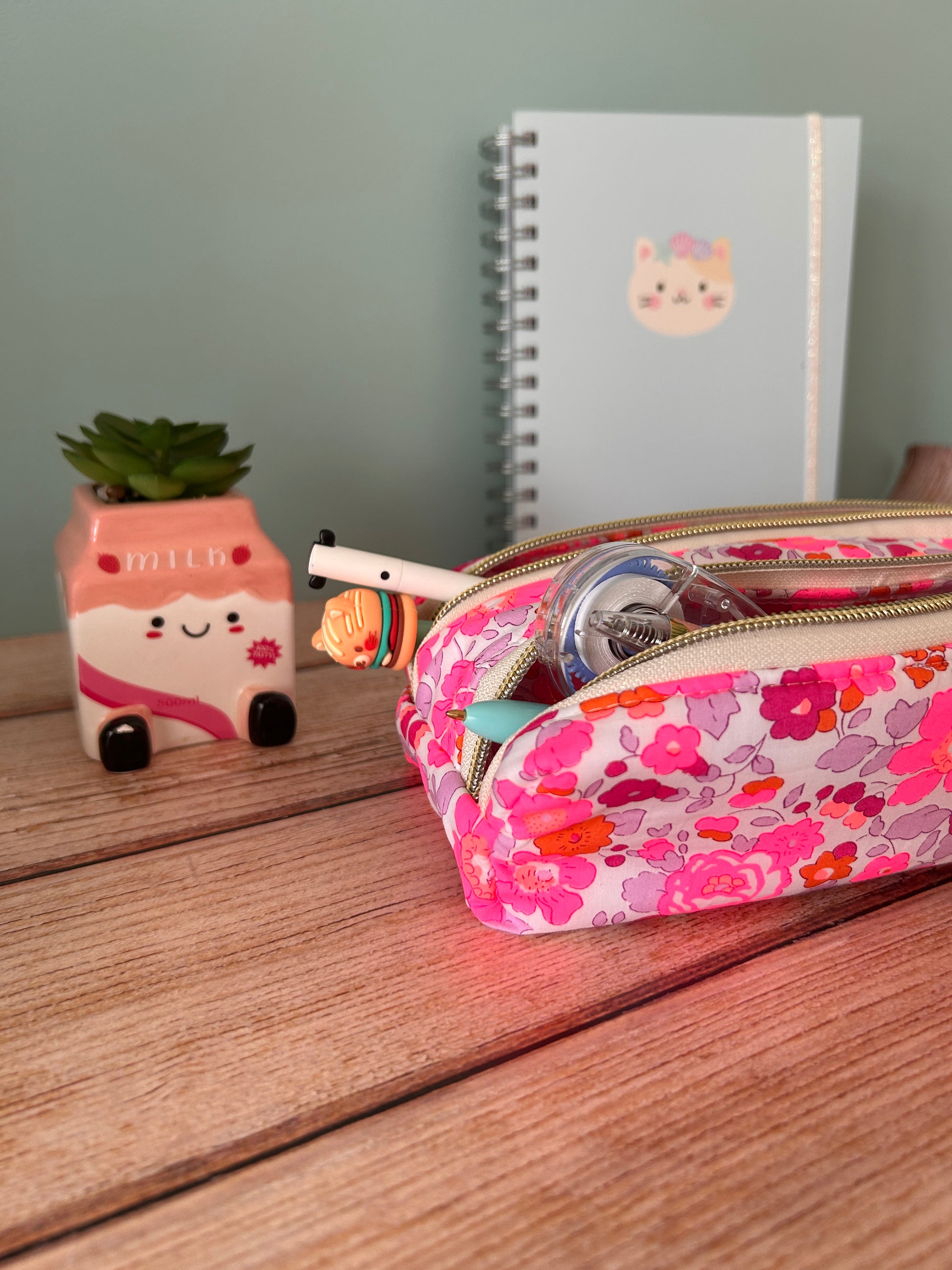Trousse personnalisée en Liberty pour l'école avec deux compartiments pratiques.