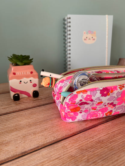 Trousse personnalisée en Liberty pour l'école avec deux compartiments pratiques.